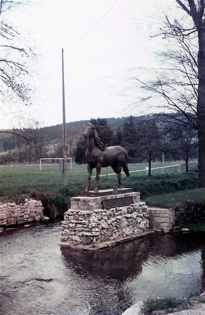 Royal le cheval en fonte à Curel (avant qu'il ne soit repeint en blanc)