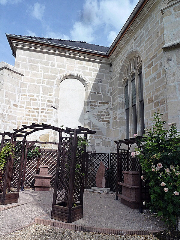 Le jardin du souvenir à côté de l'église - Éclaron-Braucourt-Sainte-Livière