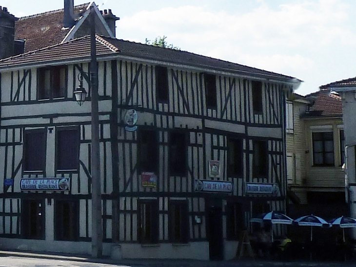 Maison à pans de bois  à Eclaron - Éclaron-Braucourt-Sainte-Livière