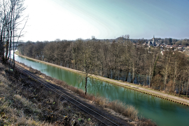 Canal entre Bourgogne et champagne, le village au bout du canal et à droite - Eurville-Bienville