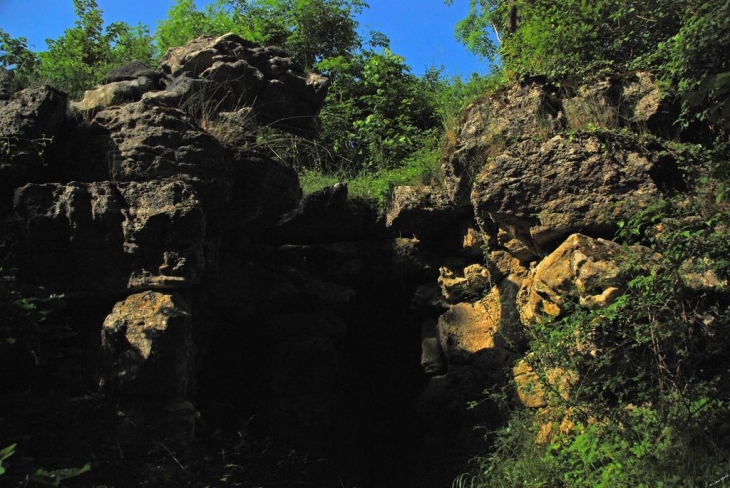 L'entrée de la grotte (les sympathiques habitants vous désignerons l'endroit) - Fontaines-sur-Marne