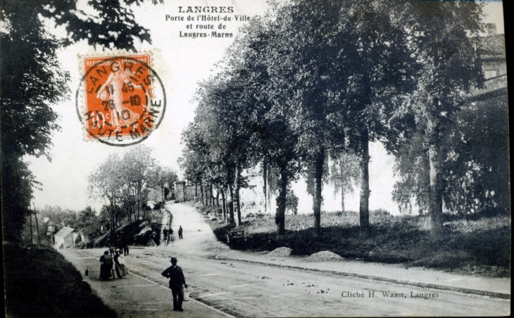 Porte de l'Hôtel de Ville et route de Langres-Marne, vers 1910 (carte postale ancienne).