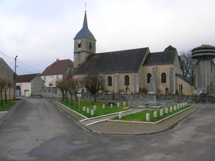 Eglise et place du souvenir - Liffol-le-Petit