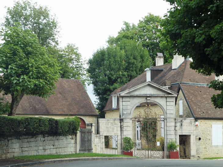 L'entrée du château - Longeau-Percey