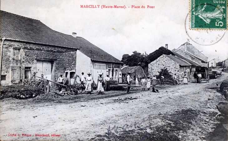 Place du Pont, vers 1911 (carte postale ancienne). - Marcilly-en-Bassigny
