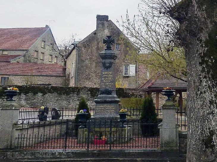 Le monument aux morts - Noidant-le-Rocheux