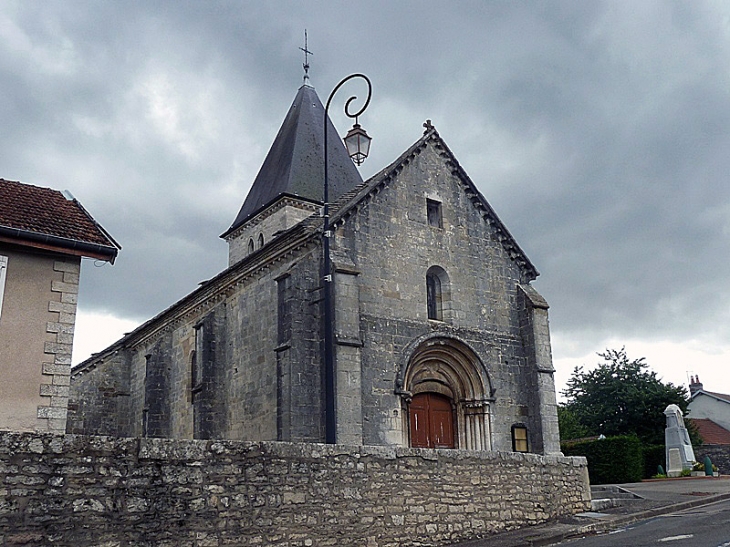 L'église. Le 1er Janvier 2016 les communes Montsaugeon, Prauthoy et Vaux-sous-Aubigny  ont fusionné  pour former la nouvelle commune LeMontsaugeonnais.