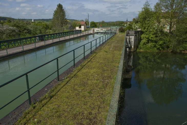 A voir absolument Le canal entre Champagne et Bourgogne qui enjambe la belle rivière Marne. Faune Flore - Rouvroy-sur-Marne