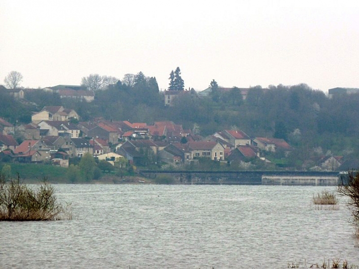 Le village au bord du lac de la Mouche - Saint-Ciergues