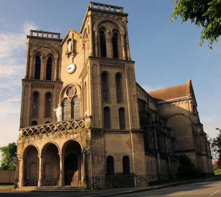 Eglise St Charles.Unique en son genre. Construite par les gueules noires en briques de laitier. Pose 1 er pierre 1894 - Saint-Dizier