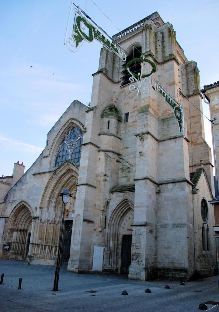 L'église notre dame. Centre ville. Remarquez les boulets de canon (1544)scéllés dans la tour de droite - Saint-Dizier