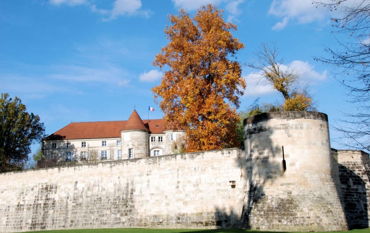 Le Chateau et ses remparts - Saint-Dizier