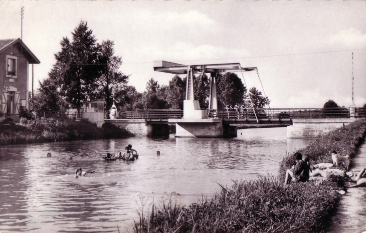Pont-levis du Canal - Viéville