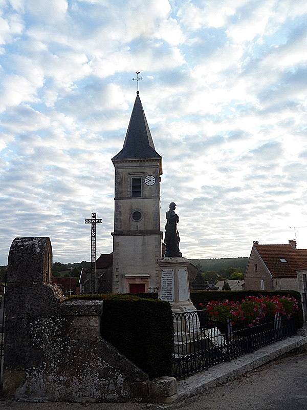  l'église et le monument aux morts - Villiers-sur-Suize