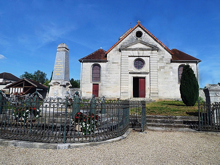 L'entrée de l'église et le monument aux morts - Voillecomte