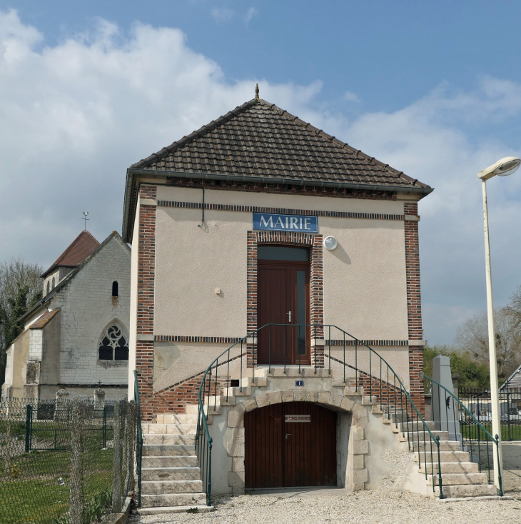 La mairie et l'église - Angluzelles-et-Courcelles