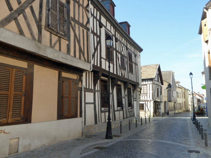 Rue bordée de maisons à pans de bois - Ay