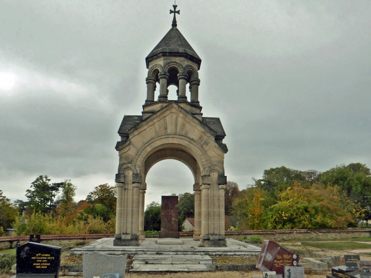 Le monument arménien dans le cimetière - Boursault
