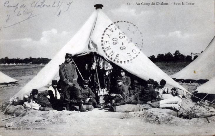 Au camp deChalons - Sous la tente, vers 1905 (carte postale ancienne). - Châlons-en-Champagne