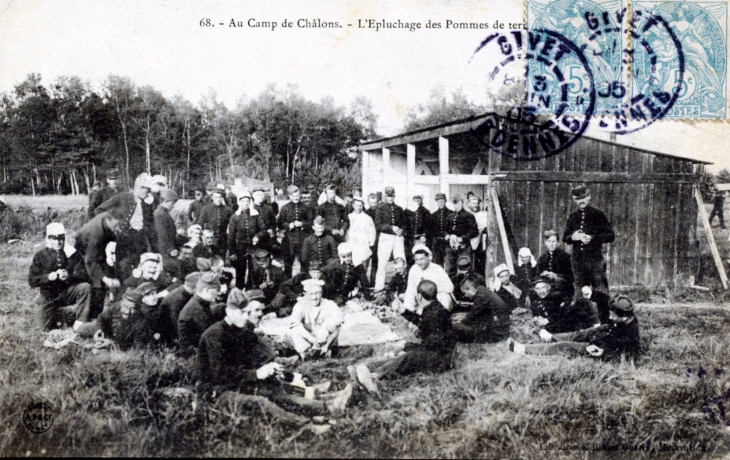 Au camp de Chalons - Epluchage de Pommes de Terre, vers 1905 (carte postale ancienne). - Châlons-en-Champagne
