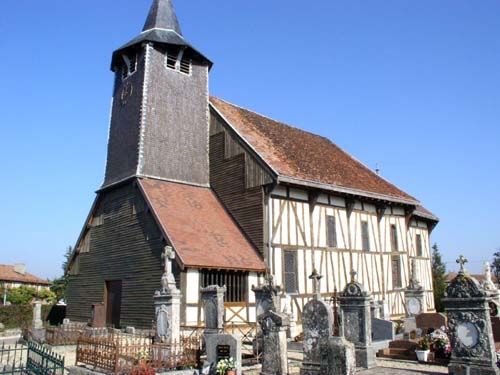 Original le clocher carré posé sur le toit du porche à 2 pans - Châtillon-sur-Broué