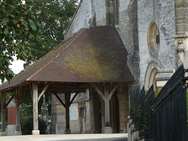 Saint Martin :  le porche de l'église - Courtisols
