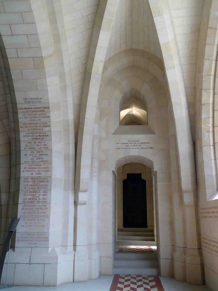 Le mémorial des batailles de la Marne : chapelle basse, les noms des victimes en lettres de sang - Dormans