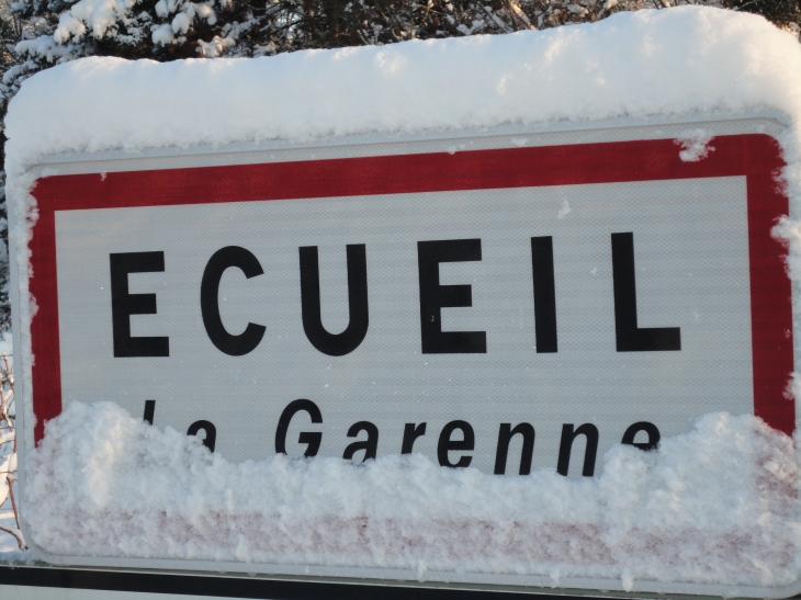 ECUEIL SOUS LA NEIGE - Écueil