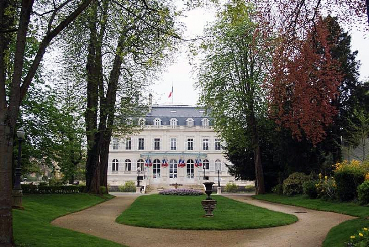 L'hôtel de ville et son parc - Épernay