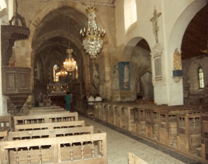 L'intérieur de l'église, ses bancs en bois anciens et ses lustres superbes réalisés par un habitant - Giffaumont-Champaubert