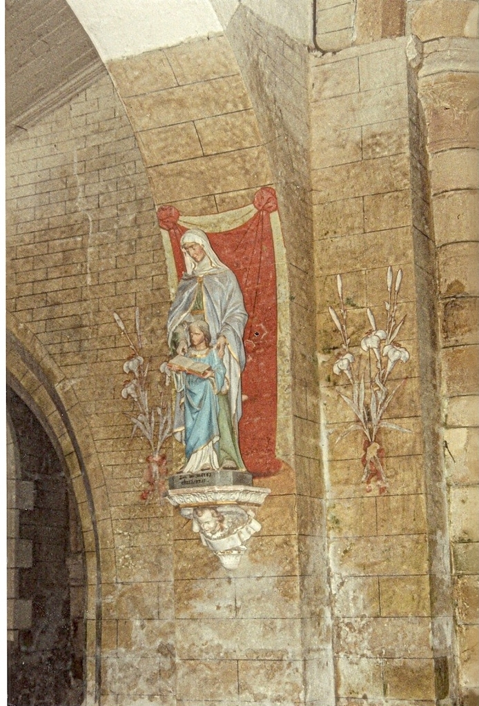 Vierge et l'enfant, drapé et lys peints à même le mur. - Giffaumont-Champaubert
