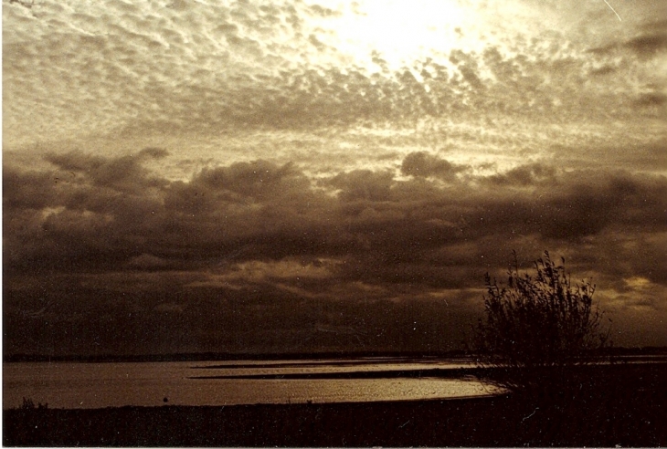 Soir nuageux sur le lac - Giffaumont-Champaubert