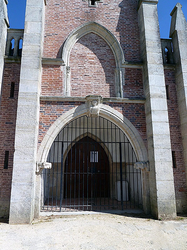 L'entrée de l'église de Champaubert - Giffaumont-Champaubert
