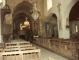 L'intérieur de l'église, ses bancs en bois anciens et ses lustres superbes réalisés par un habitant