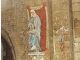 Vierge et l'enfant, drapé et lys peints à même le mur.