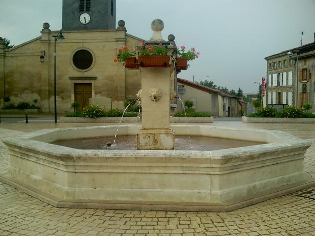 La fontaine sur la place - Givry-en-Argonne