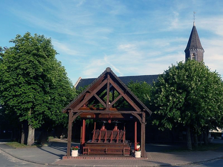 L'église et le pressoir - La Celle-sous-Chantemerle
