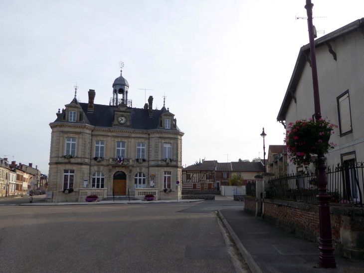 La mairie dans le village - La Neuville-au-Pont