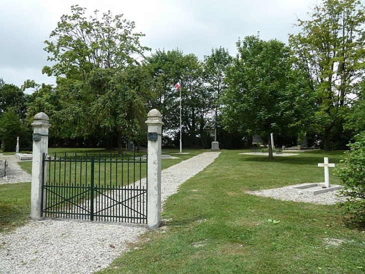 Le cimetière militaire privé - Laval-sur-Tourbe