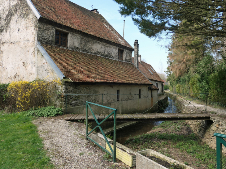 Maison au bord du ruisseau - Le Thoult-Trosnay