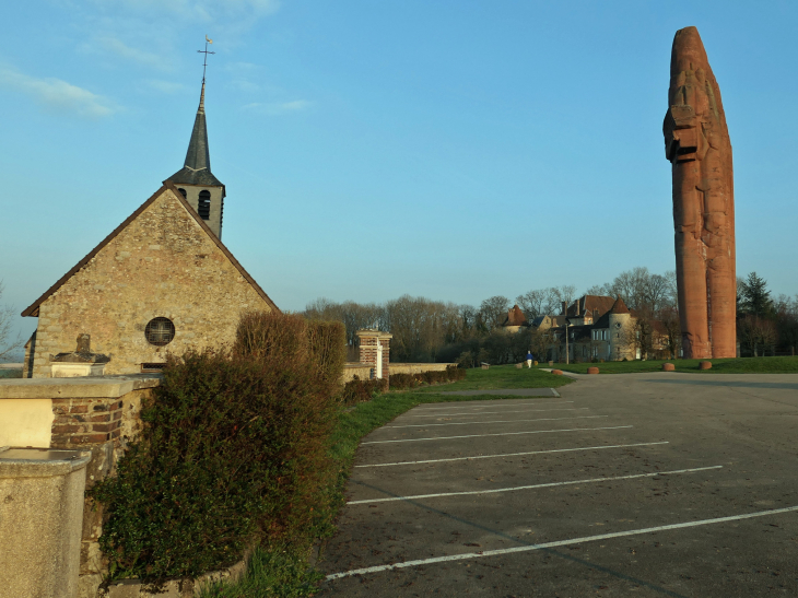 Le Monument Ntional de la victoire de la Marne au sommet de la colline - Mondement-Montgivroux