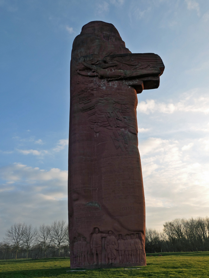 Le monument national de la Victoire de la Marne : face Nord - Mondement-Montgivroux