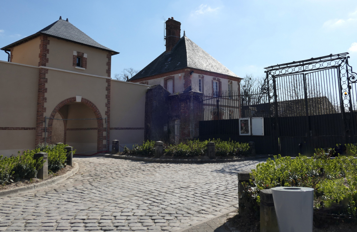 La place devant l'entrée du château - Montmirail