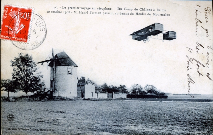 Le premier voyage en aéroplane - Du camp de Châlons à Reims 30 octobre 1908, M. Henri Farman passant au-dessus du Moulin de Mourmelon (carte postale ancienne). - Mourmelon-le-Grand