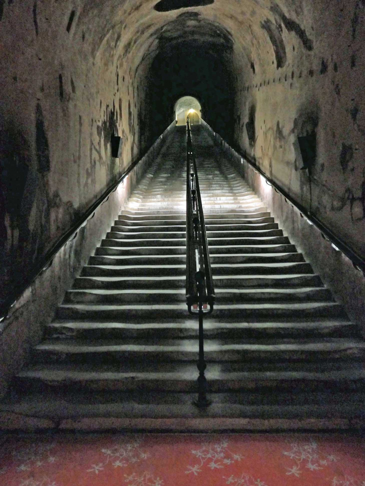 Cave de champagne Pommery : le grand escalier de 116 marches - Reims
