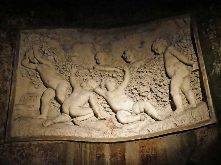 Cave de champagne Pommery : le bas relief des Maraudeurs - Reims