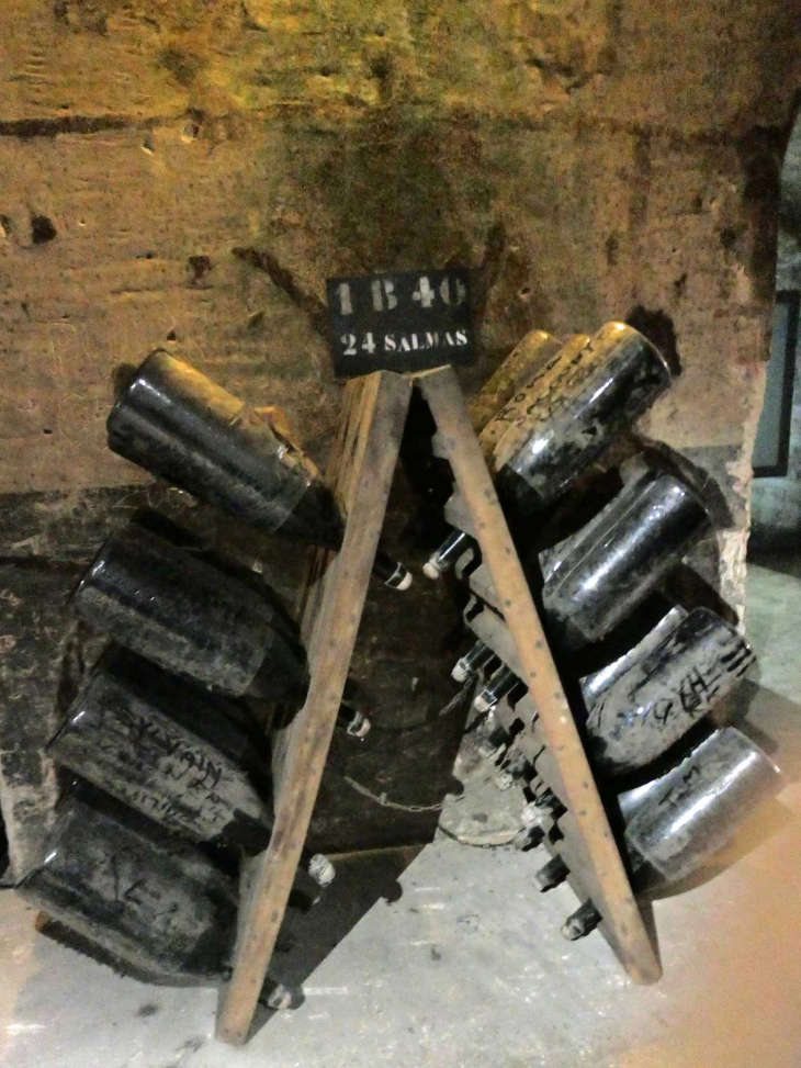Cave de champagne Pommery : les grands flacons Salmanazar 9 litres - Reims