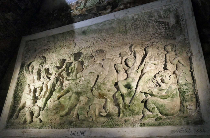 Cave de champagne Pommery : le bas relief de la galerie de Silène - Reims