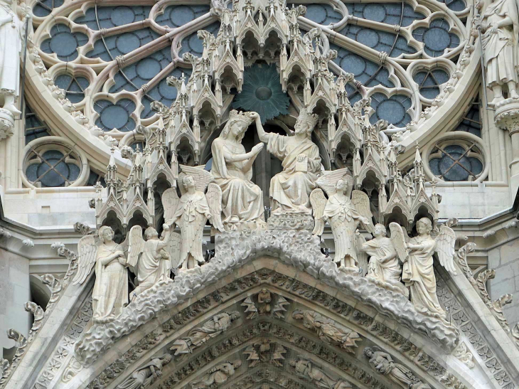 La cathédrale : portail central le couronnement de la Vierge - Reims