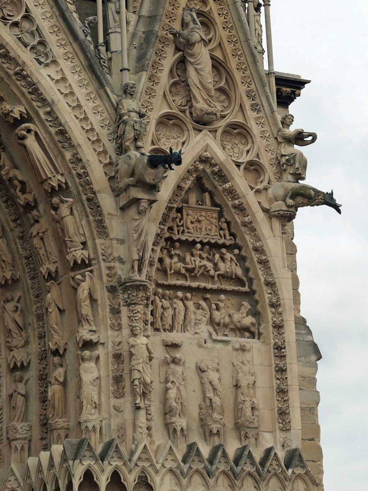 La cathédrale : statues et gargouilles sur la façade - Reims